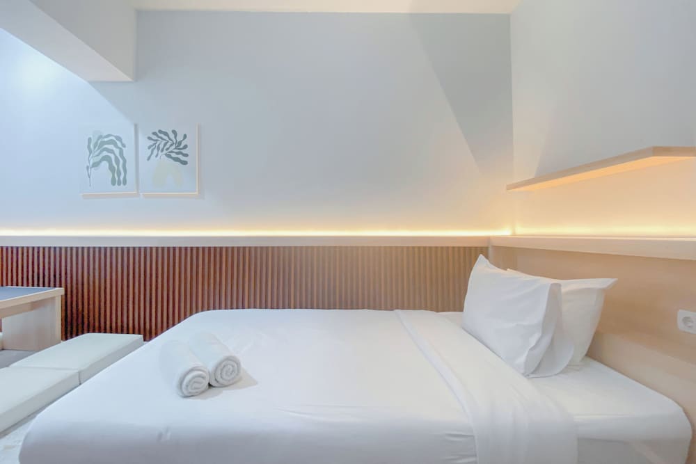 Minimalist And Homey Studio Apartment At The Alton