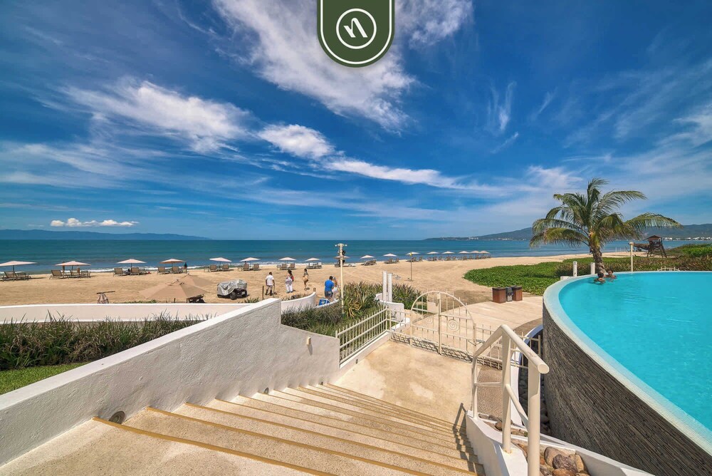 Luxury 4 BR Condo - Private Beachfront Deck With Pool