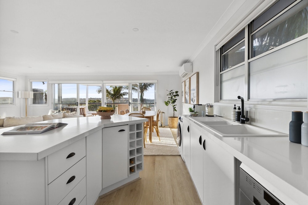 Chic Coastal 1-bedroom Home With Balcony & BBQ