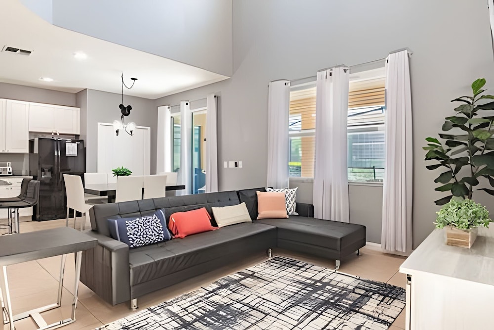 Solterra 6br, 4 Ensuites, Pool & Game Room