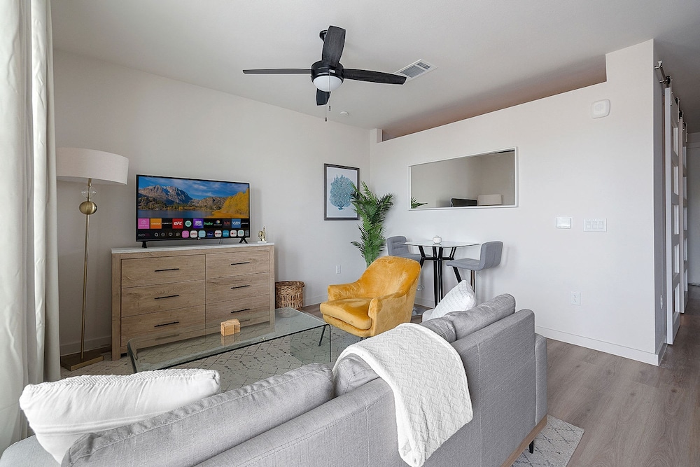 Sky-high Comfort 1BR Gym Pool Pet Friendly