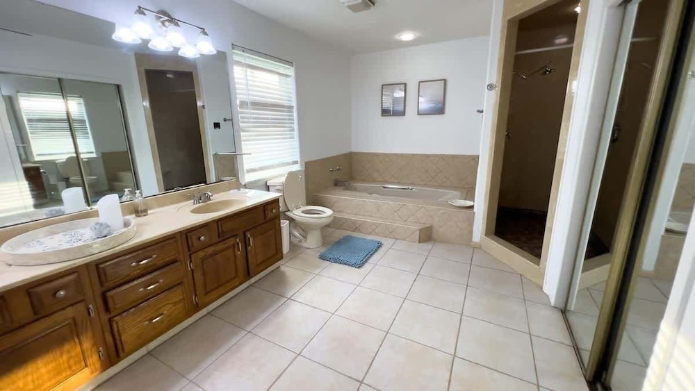 Fun Retro Island Vibe Sleeps 17 Beach 1 Block 4 Bedroom Home