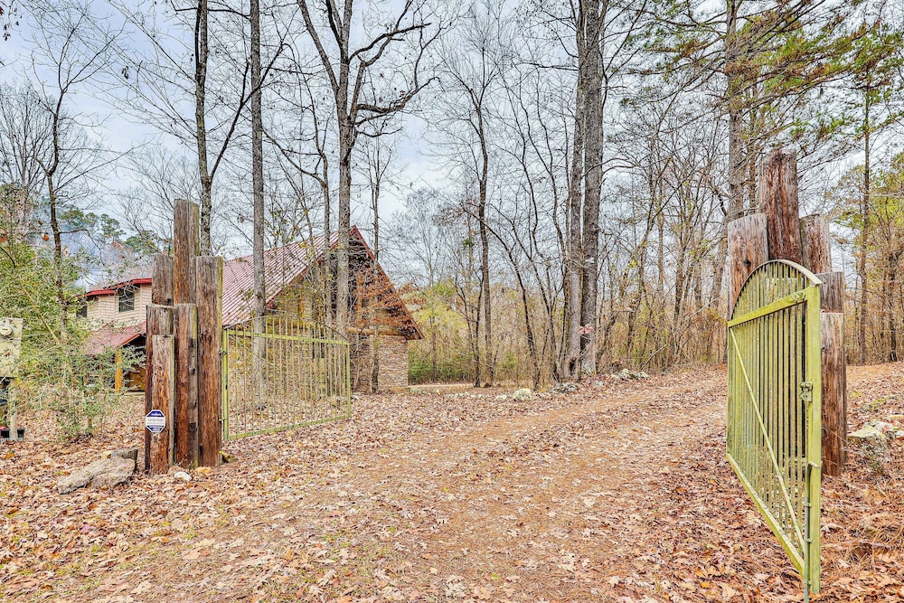 Fish, Boat & Hike: Pet-friendly Cabin in Arkansas