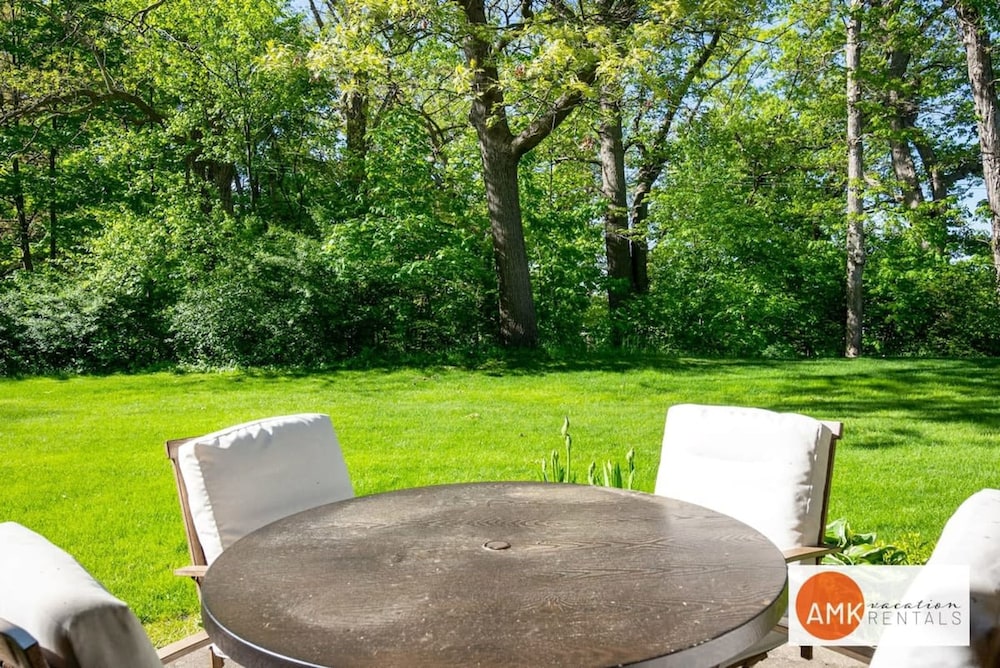 Charming Bayview - Downtown Condo With Pool