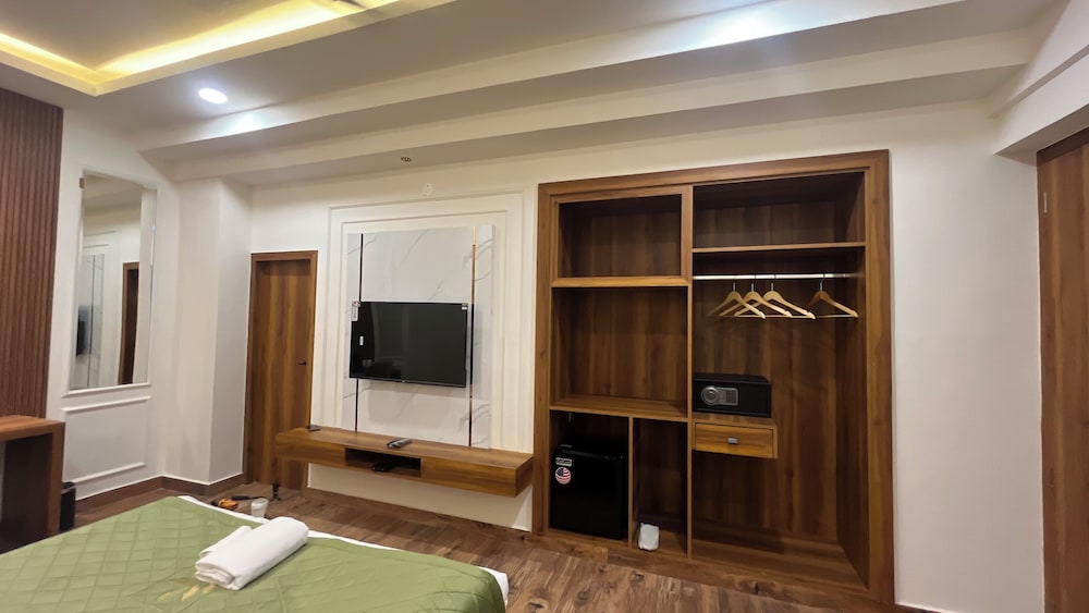 RED LEAF HOTELS