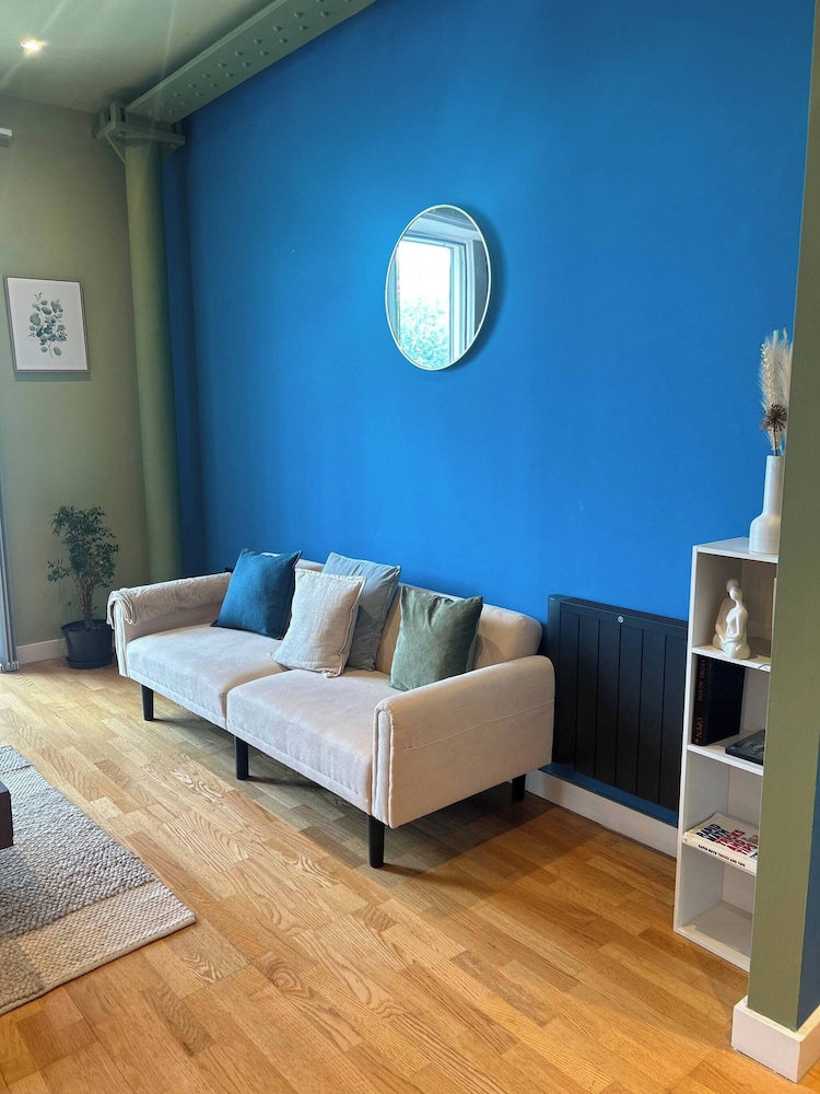 Modern City Blue Apartment Next To The AO Arena Free Parking