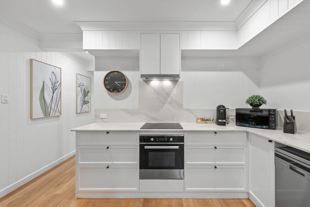 Bright 2-bed New Farm Apartment With Private Patio