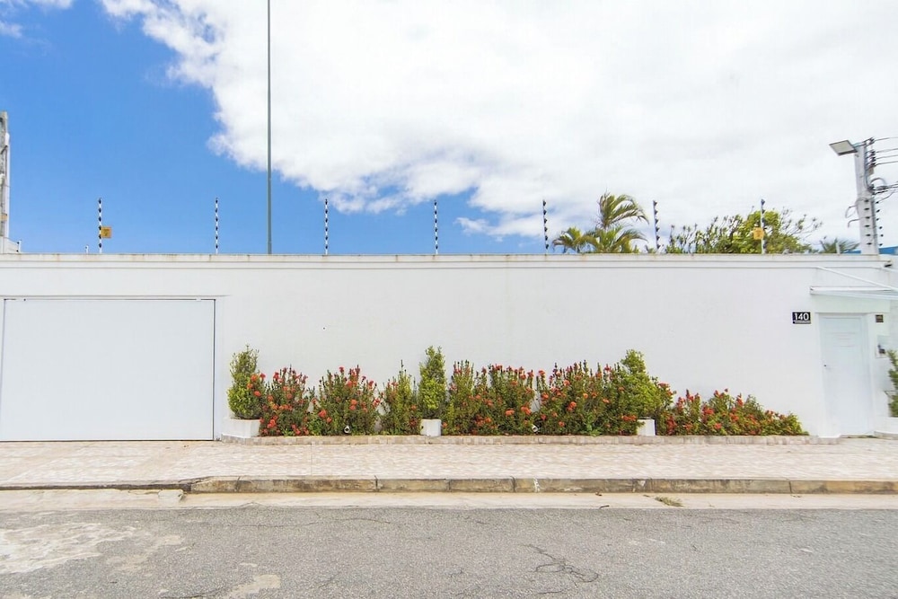 Casa Pet Friendly com 3 su tes a 200m da Praia