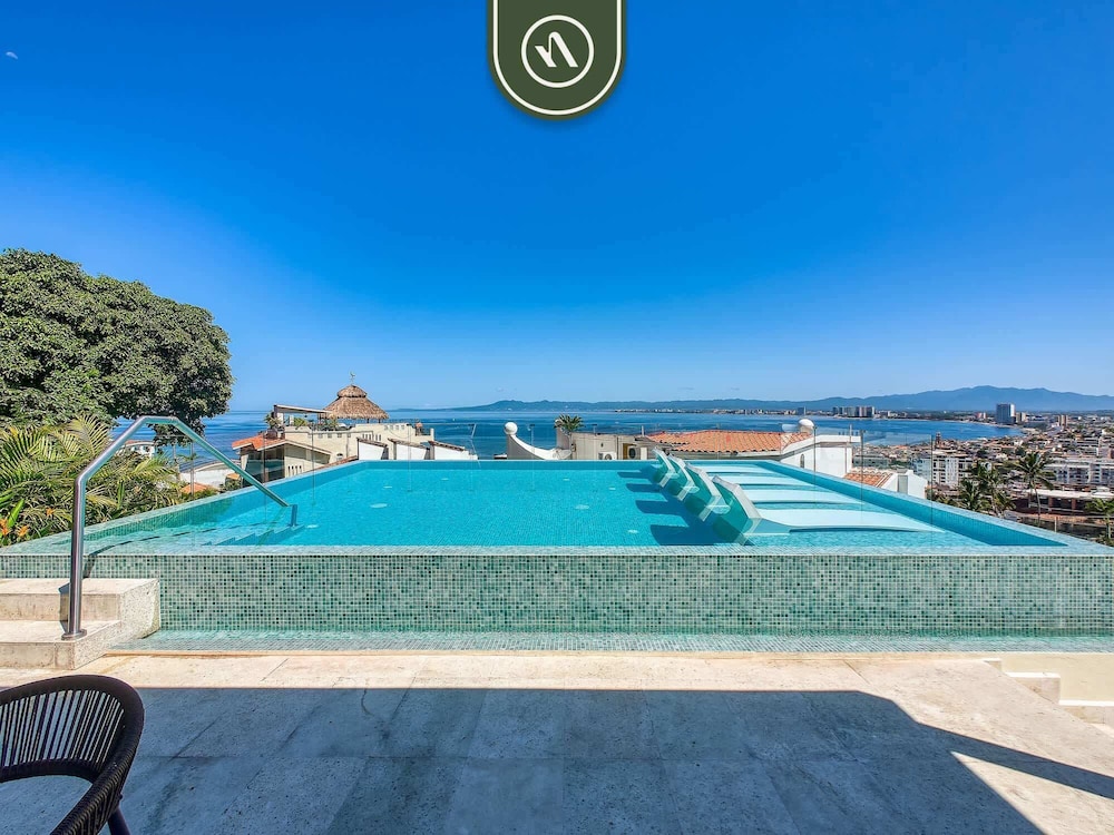 Luxury 2 BR Condo in the Jungle - Oceanview Pool