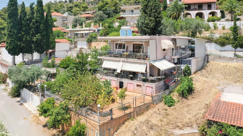 Peaceful Hilltop Apartment With Balcony Sea View