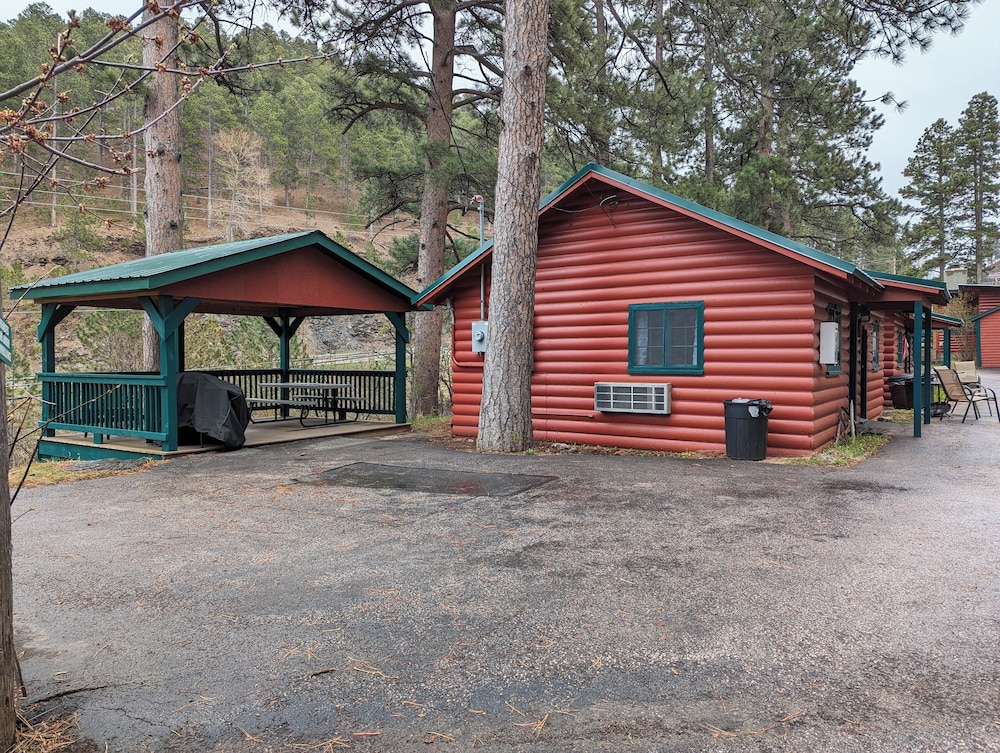Ponderosa Pines Inn and Cabins