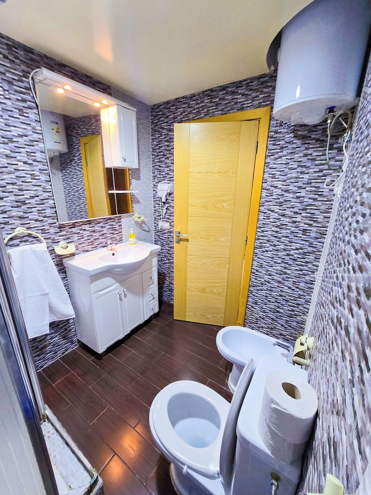 Luxor Home - Spacious & proximity to CFC