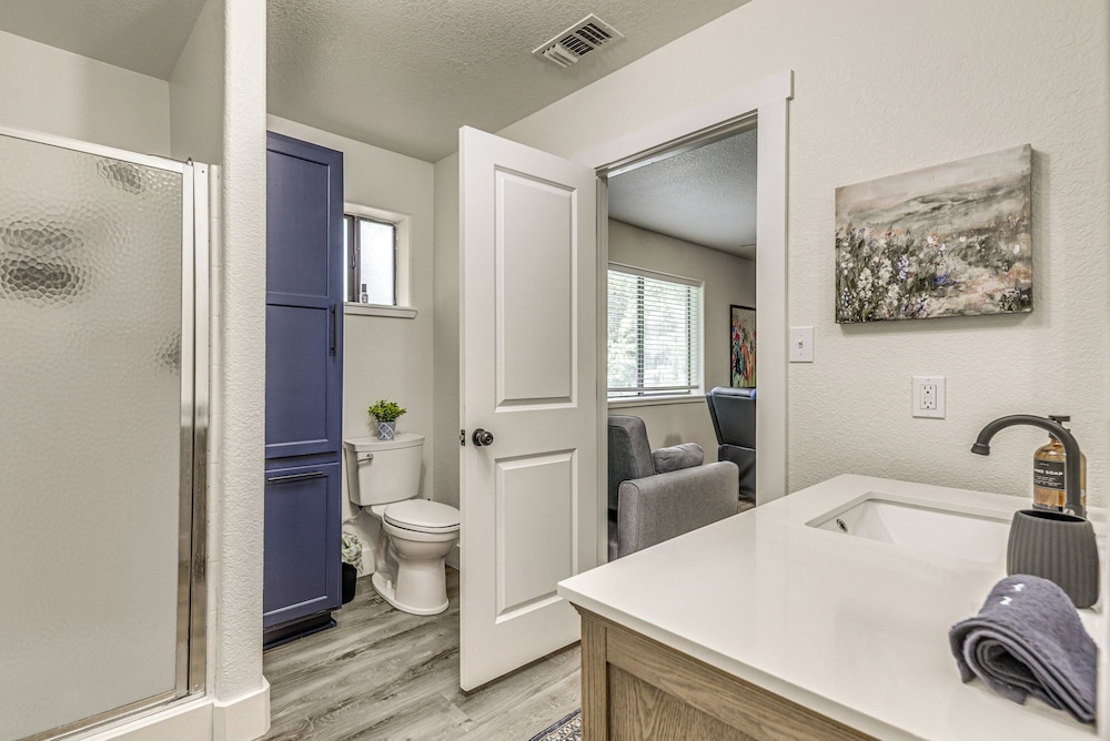 1 Mi to Grindstone Lake: Modern Ruidoso Retreat!