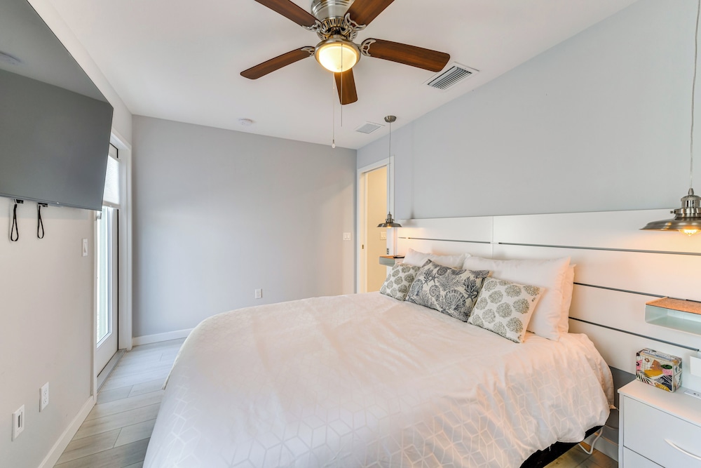 6 Mi to Dtwn: Sarasota Apt w/ Patio & Fire Pit