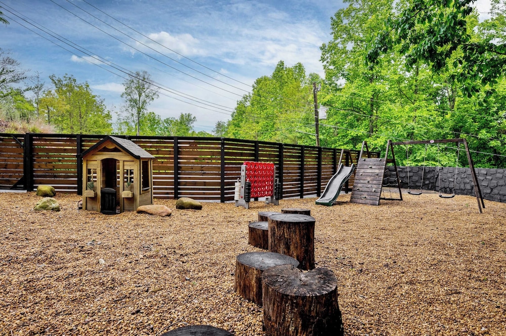 Arcade, Playground, Indoor Pool, Hot Tub, Firepit Minutes From Dollywood & National Parks 2 Firefly Mountain Suites by Avantstay