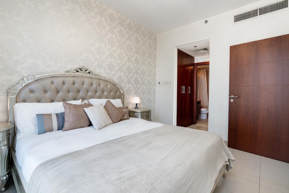 Lux BnB Stand Point -Burj Views