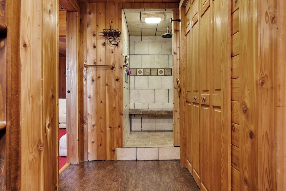 Pet-friendly 3BR Lake House Firepit + Pier