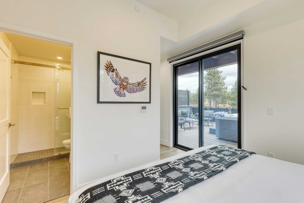 Sleeps 20 4 Units, Hot Tub, Deck, Near Downtown+old Bend Aerie by Avantstay