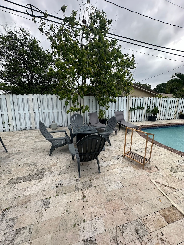 Relaxing 4BR 2BA Home With Wifi and Private Pool in Fabulous Fort Lauderdale