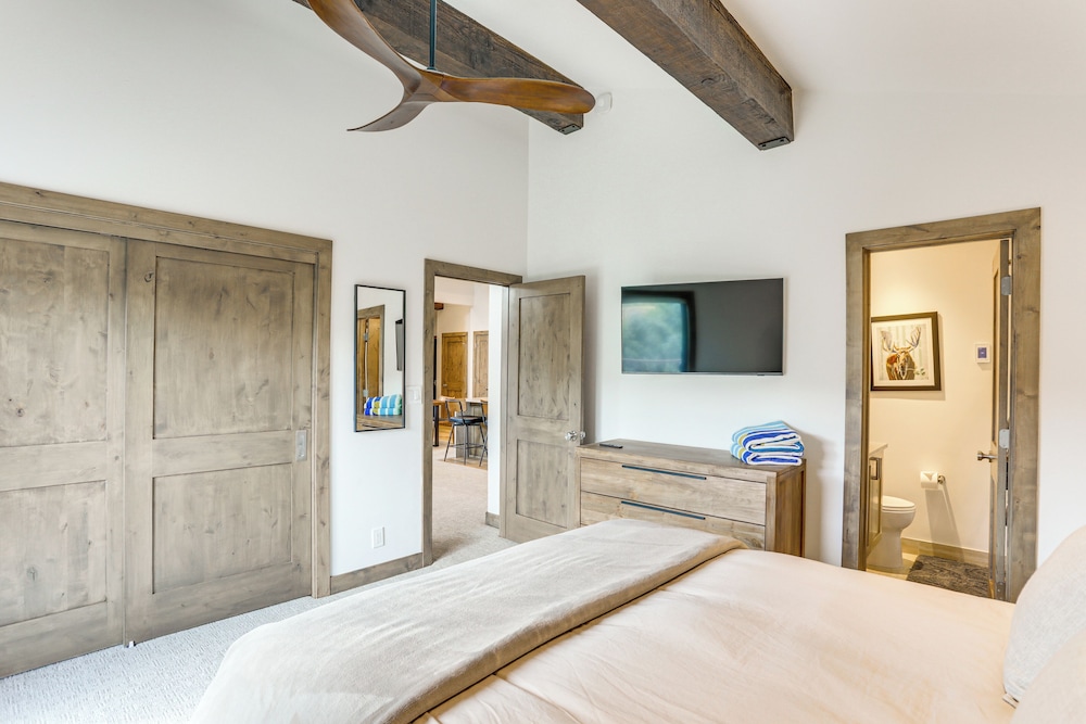 Sauna & Ski Shuttle Access: Mtn-view Condo in Avon