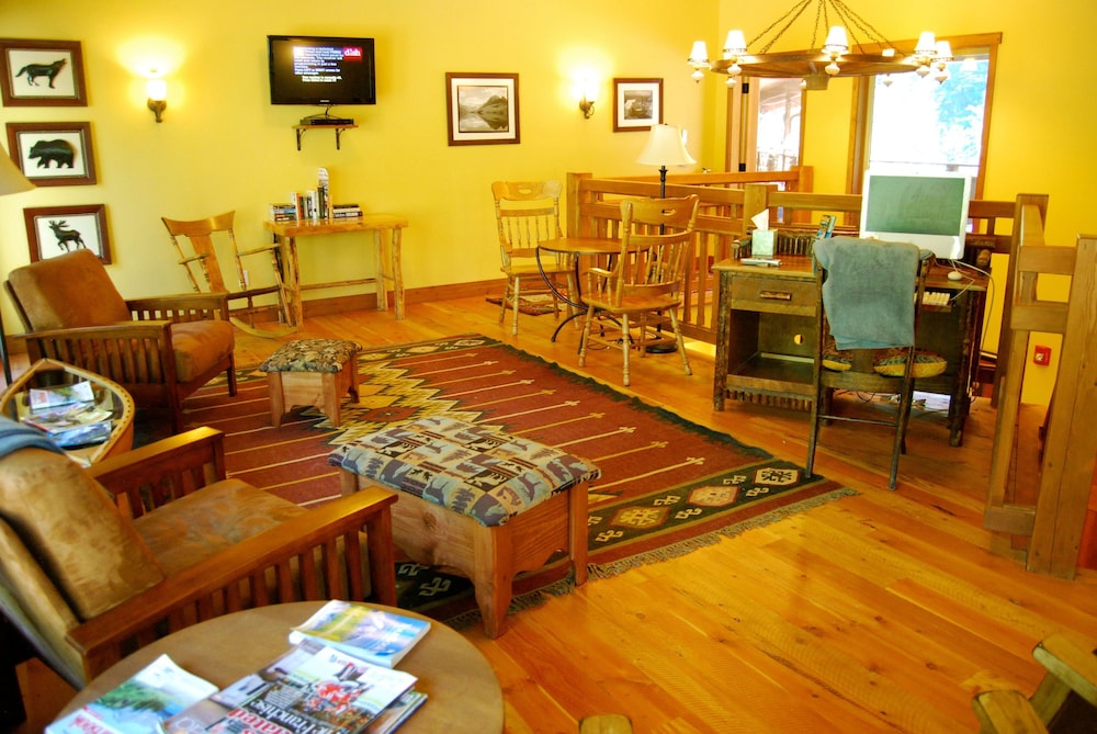 Glacier Guides Lodge
