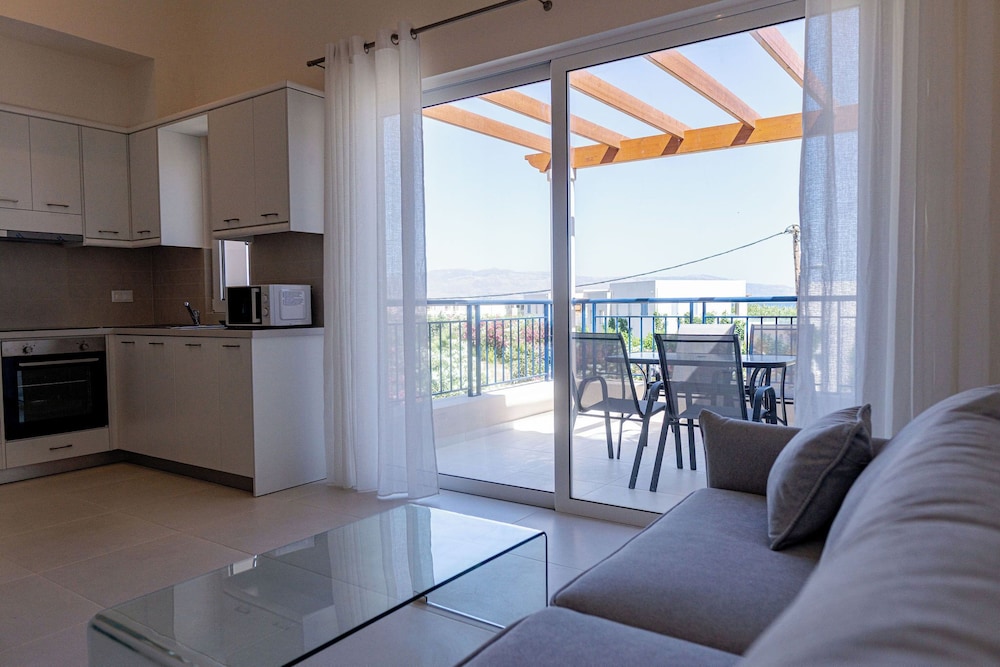 Phaedrus Living: Seaside Thalassa Cretan 201