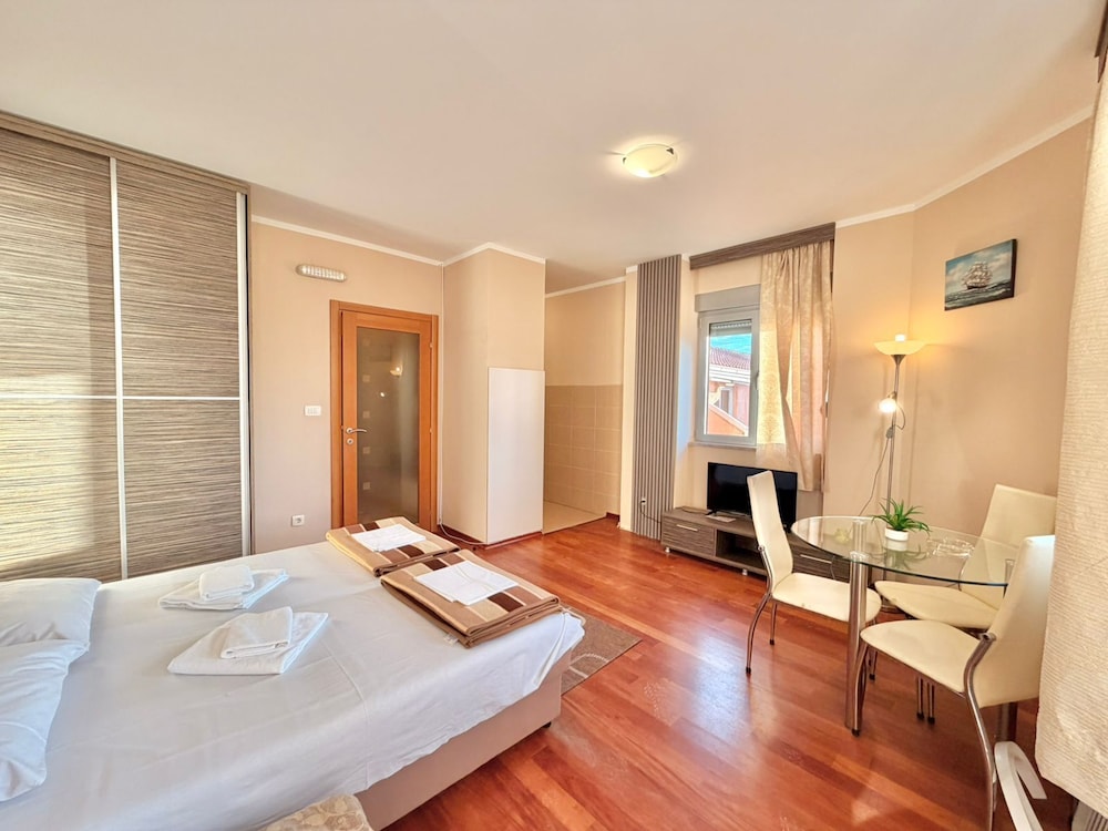 Beachfront Apartments Oaza 2