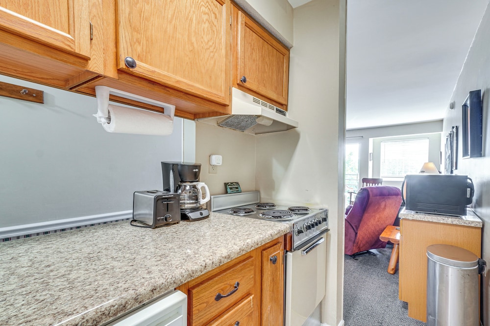 Indoor & Outdoor Pool Access! Condo 3 Mi to Gsmnp