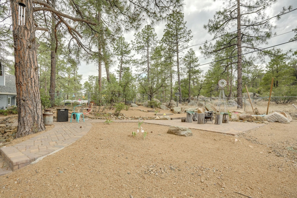 2 Mi to Arizona Christmas City! Cabin w/ Fireplace