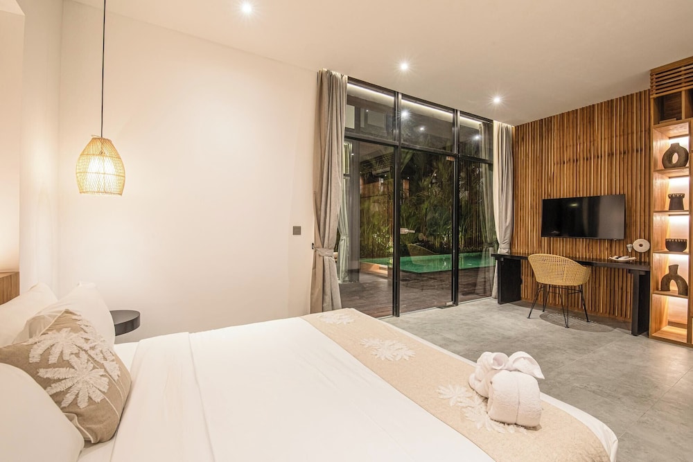 Elegant 6BR Canggu Villa Steps From the Ocean