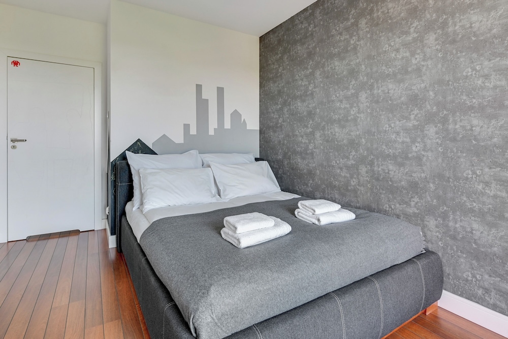 Aura - Riverside & Parking by Downtown Apartments