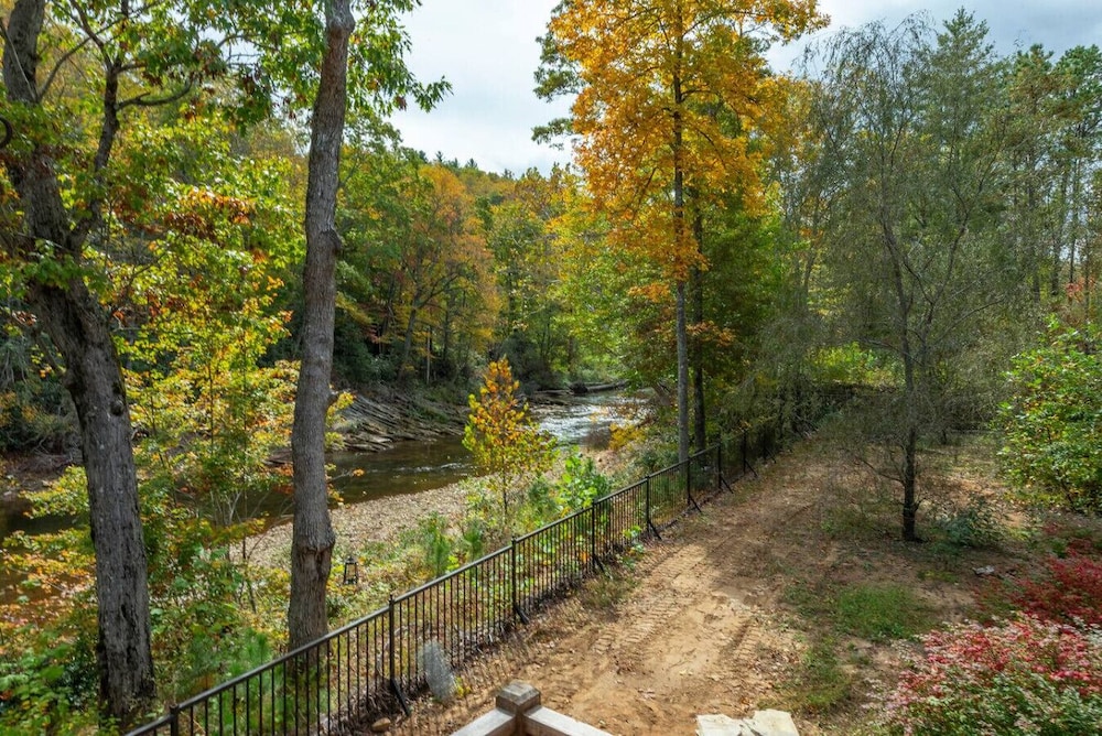 Luxe Riverfront Escape Mtn Views Pickleball Ct