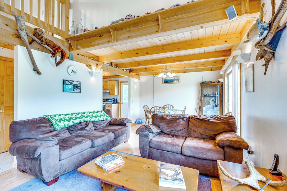 5 Mi to Jay Peak Resort: Cabin w/ Pond Access!