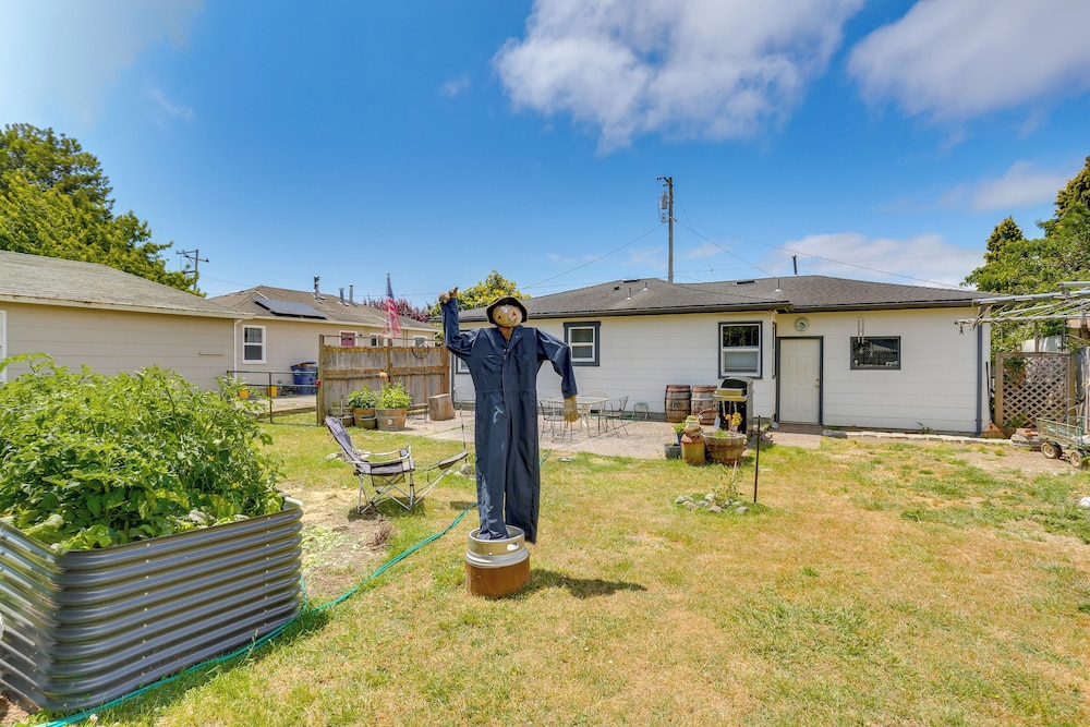 11 Mi to Arcata Bay: Home w/ Garden in Blue Lake!