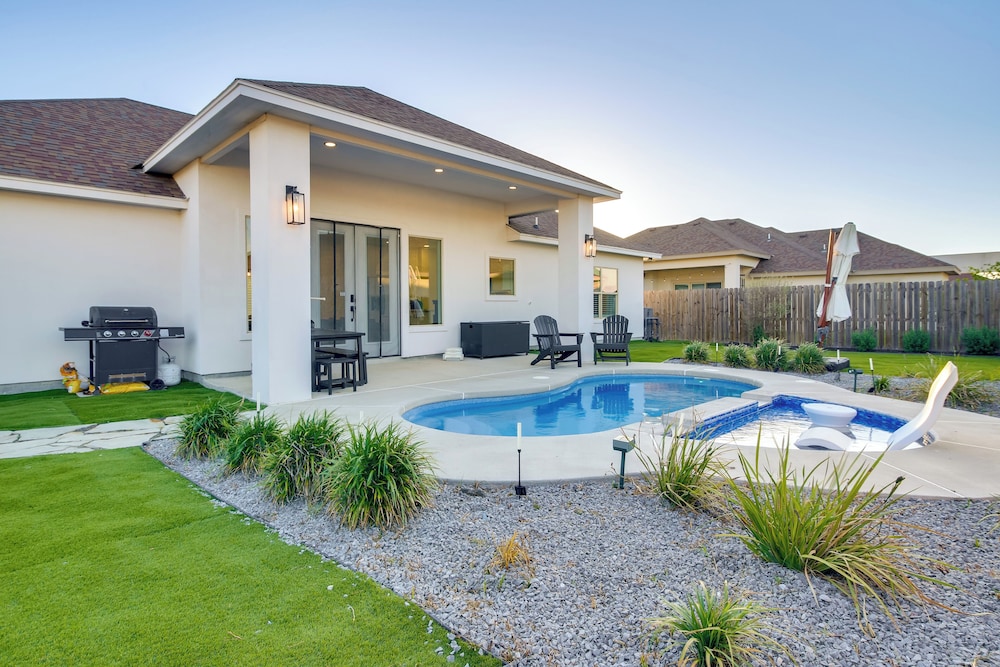 Private Pool & Gym! Winter Escape Near South Padre