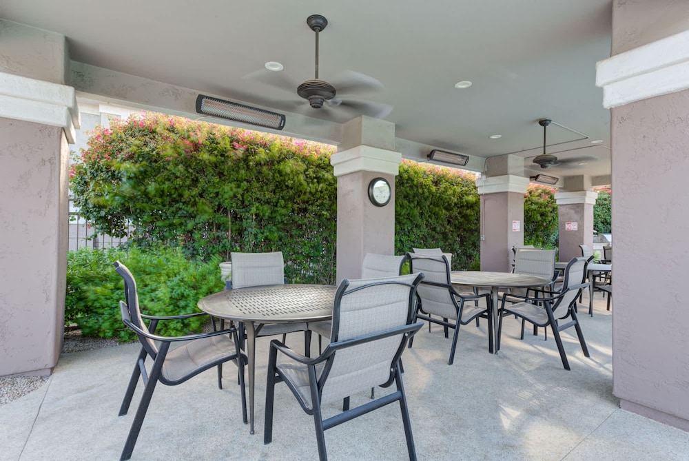 Lux Scottsdale Condo Overlooks 9th Hole Near Golf