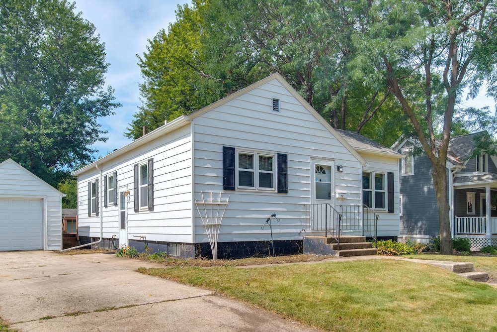 Deck & Spacious Yard: Family Home in Rock Rapids!