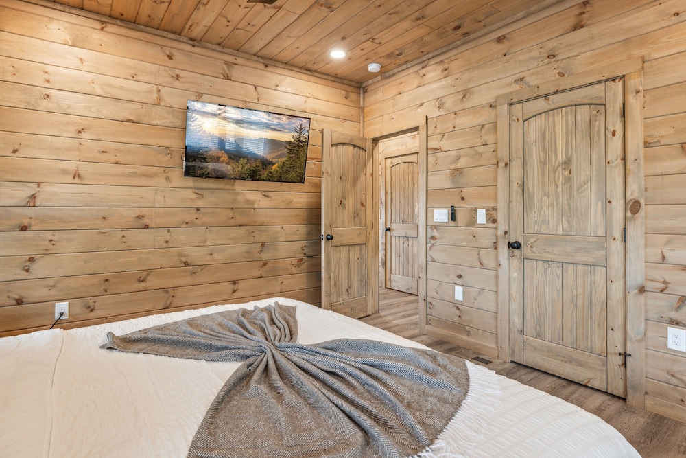 Jerne Of A Lifetime 4 Bedroom Cabin by RedAwning view 3