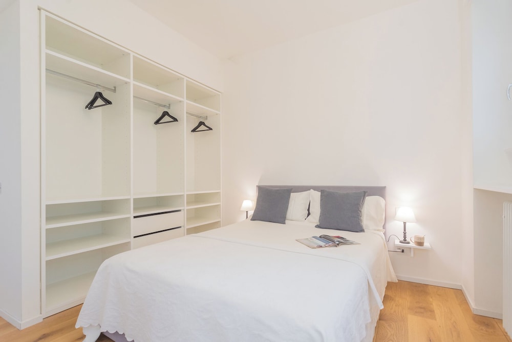 A Step From the Lake Apartment by Rent all Como