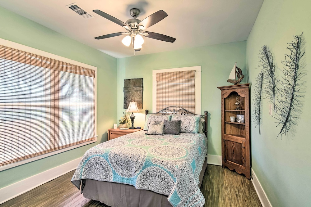 2 Mi to Beach & Seawall: Quaint Home in Galveston! view 5
