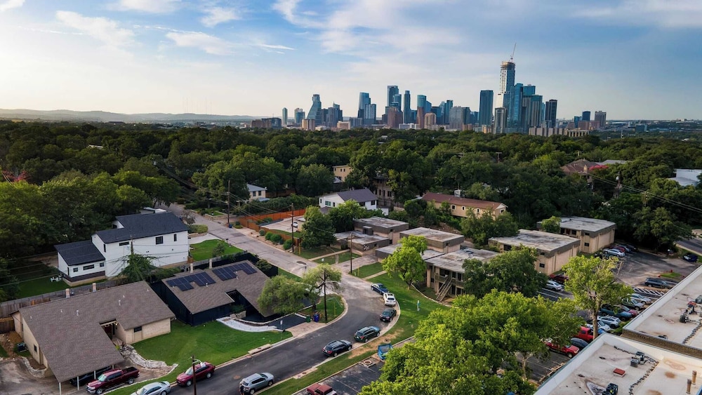 Austin Escape, Prime Location + Shared Yard Oasis Fairlawn Buyout by Avantstay