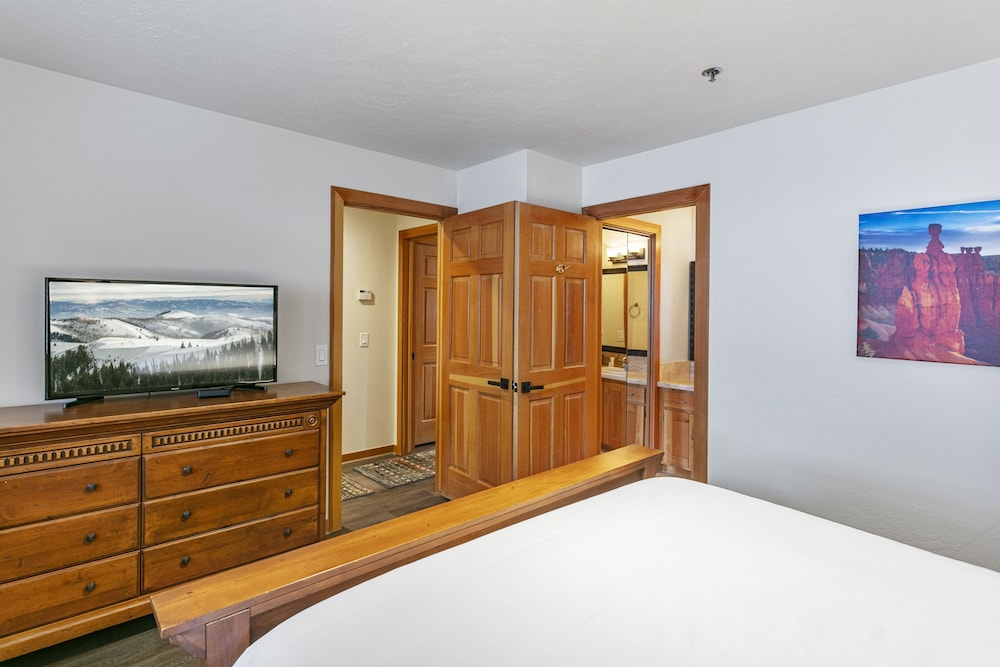 11 - Two Bedroom with Spa Enclave 2 Condo