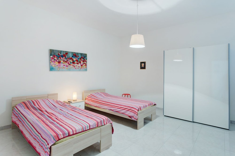 Seafront Apartment in Sliema wt Breathtaking Views view 2