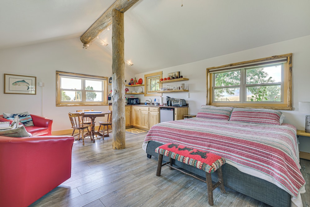 Montana Mountain Getaway: Deck & Amazing Views