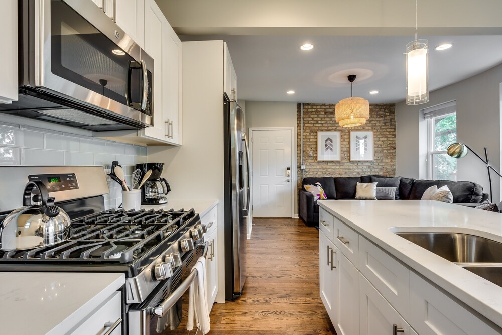 Chicago Vacations - Vibrant  Stylish 4 Bed Condo near Humboldt Park by AllSet Turnover - Property Image 12