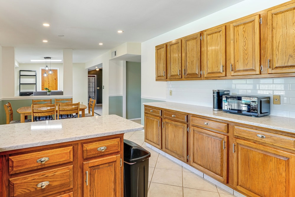 Near Catalina Hiking Trails: Mtn-view Home w/ Pool
