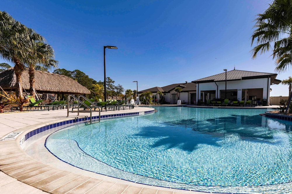 Stylish 4BR Pool Townhome Storey Lake