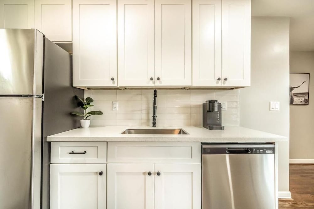Stylish 1BR Urban Retreat