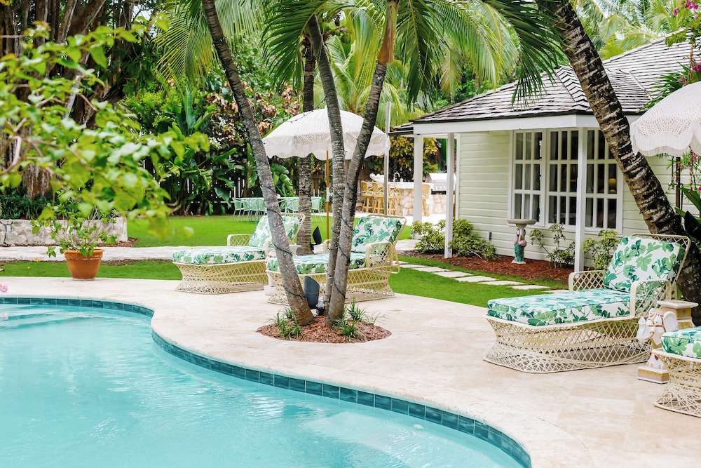 Villa Oasis: Newly Remodeled Luxury Villa With Pool & Private Garden