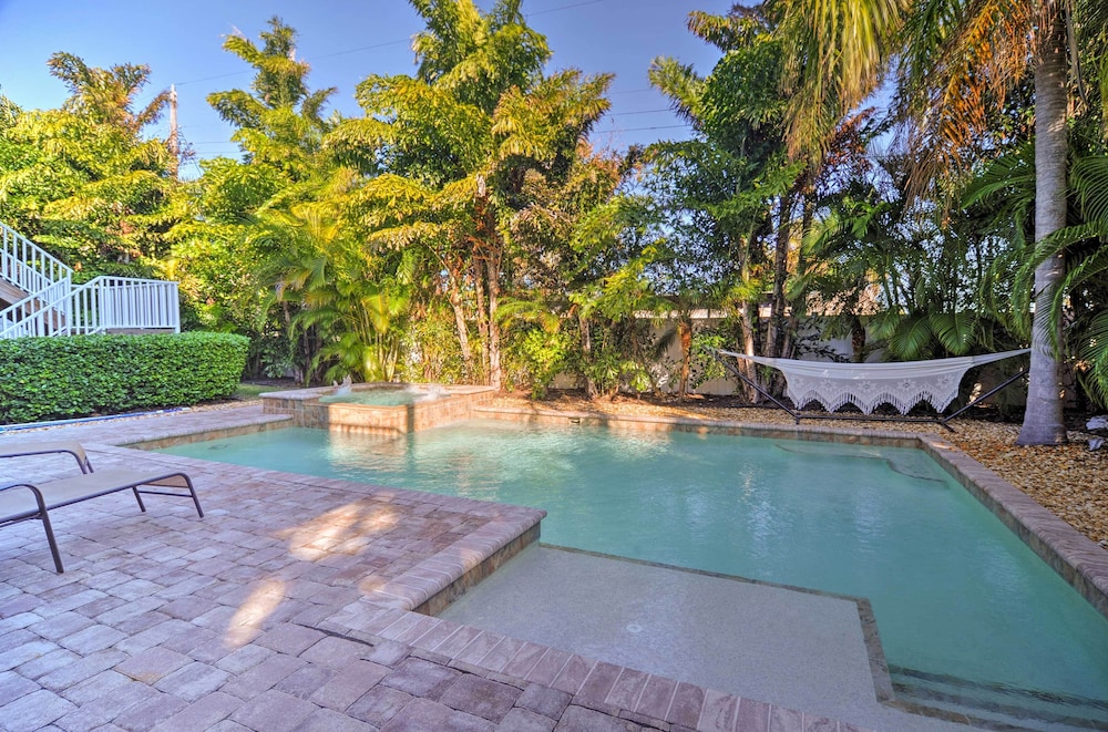 Holmes Beach Family Home: Private Pool & 3 Decks!